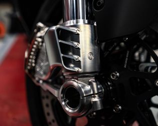 Kit attacchi radiali Motocorse interasse pinza 108mm. ricavati dal pieno per forcelle Marzocchi Ducati Diavel V4